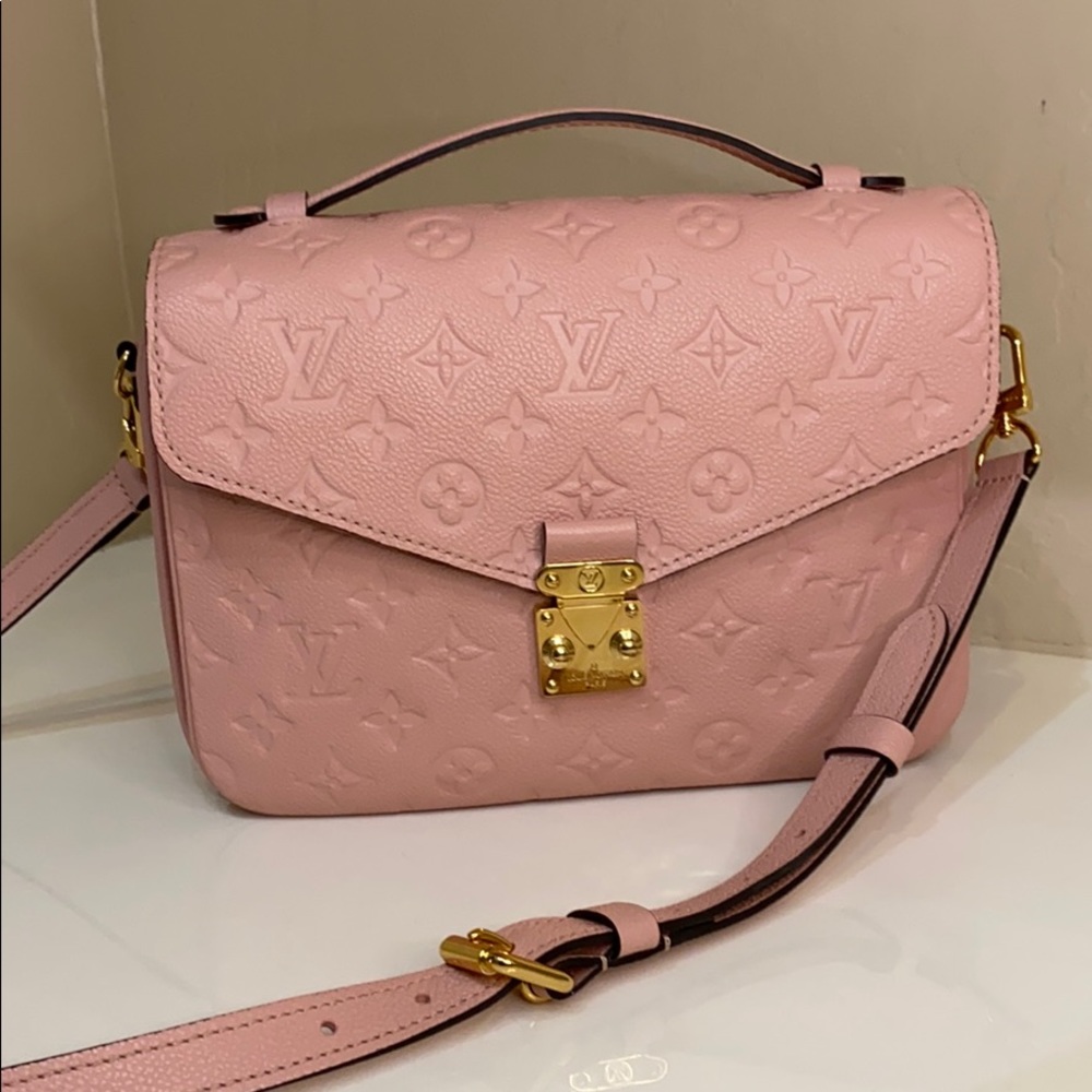 Sold LOUIS VUITTON METIS POCHETTE EMPREINTE ROSE POUDRE